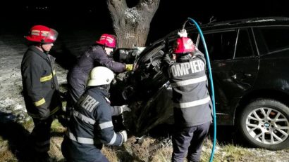 [FOTO] Accident mortal în vestul ţării. Un tânăr de 23 de ani a intrat într-un copac cu BMW-ul nou cumpărat