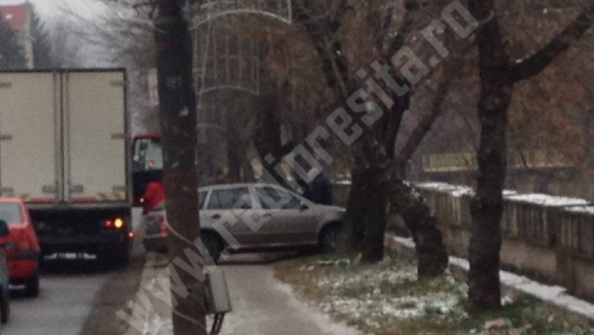 [FOTO] Accident în centrul Reşiţei. O şoferiţă a tras o spaimă groaznică după ce maşina ei a fost acroşată de un tir