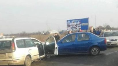 Accident soldat cu 3 răniți în vestul țării : o mașină a fost izbită de un tir