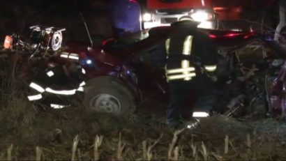 Un tânăr din vestul ţării a murit strivit în propria maşină. Un alt şofer a văzut accidentul în oglinda retrovizoare