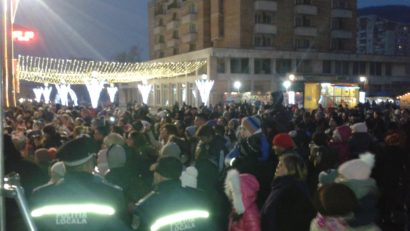 [FOTO] 3,2,1… start! Reşiţa luminează din această seară calea lui Moş Crăciun