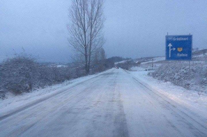 Iarna i-a luat prin surprindere pe drumarii din Caraş-Severin. Elevii dintr-o comună nu au ajuns la şcoală din cauza zăpezii!