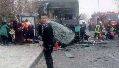 [VIDEO] Mai mulţi morţi şi răniţi după ce un autobuz care transporta militari a explodat