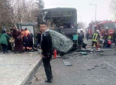 [VIDEO] Mai mulţi morţi şi răniţi după ce un autobuz care transporta militari a explodat