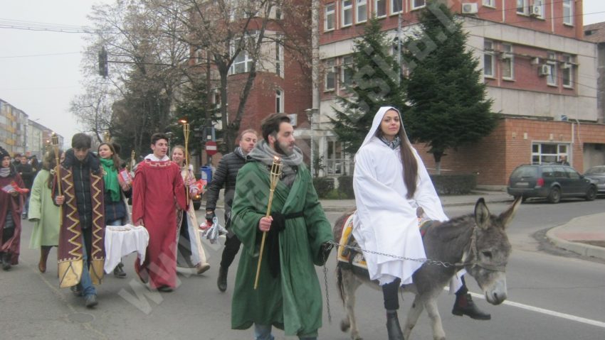 Teatrul de Vest Reşiţa vine în mijlocul oamenilor cu un spectacol stradal: „Drumul Fecioarei Maria prin Betleem”