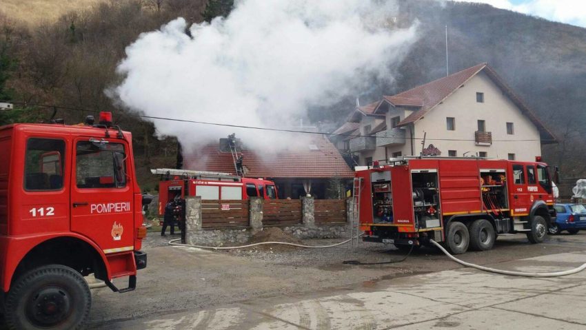 [VIDEO-FOTO] După „La scena” din Gărâna, încă o pensiune din Caraş-Severin a fost mistuită într-un incendiu!