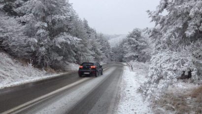 Noapte grea pentru drumari din cauza ninsorii. Se circulă îngreunat în vestul ţării