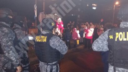 [FOTO] Zi grea pentru Moș Crăciun! A fost nevoit să treacă și pe la Poliție