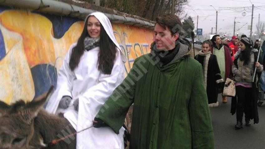 [FOTO] Actorii reşiţeni au părăsit scena pentru a juca în spectacolul stradal „Drumul Fecioarei Maria prin Betleem”