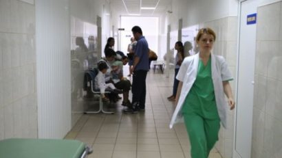 O doctoriţă şi două asistente la un pas de fi violate de câţiva pacienţi recalcitranţi!