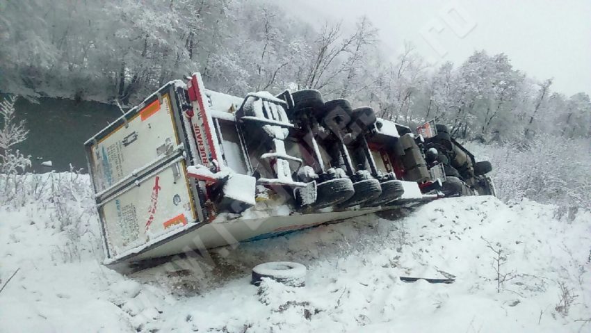 [FOTO] Circulaţie blocată pe DN 6, la Armeniş