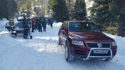 [FOTO] Nu vor uita prea curând vacanţa de 1 Decembrie. 13 persoane au rămas blocate din cauza stratului gros de zăpadă