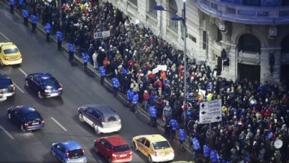 Zeci de mii de persoane s-au adunat în Piaţa Universităţii din Capitală. Proteste şi în ţară