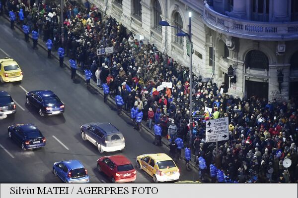 Zeci de mii de persoane s-au adunat în Piaţa Universităţii din Capitală. Proteste şi în ţară