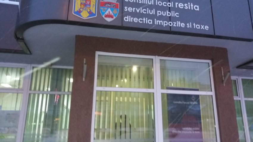 [FOTO] REŞIŢA: Au îndurat cele -14 grade pentru a-şi plăti taxele şi impozitele locale