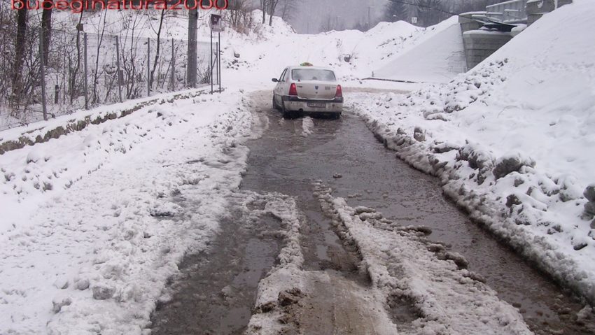 [VIDEO] Situaţie de coşmar pe drumurile din Caraş-Severin. Şoferii sunt în pericol!