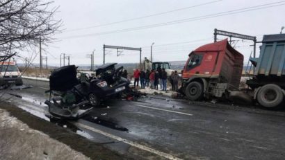 Carnagiu pe o șosea din România în care au fost implicate două mașini și un Tir