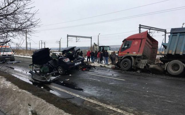 Carnagiu pe o șosea din România în care au fost implicate două mașini și un Tir