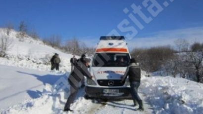 Ambulanţă în misiune, blocată în nămeţi