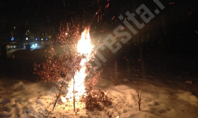 [FOTO] Sârbii din Reşiţa au aprins Badnjak-ul marcând Ajunul Crăciunului de rit vechi