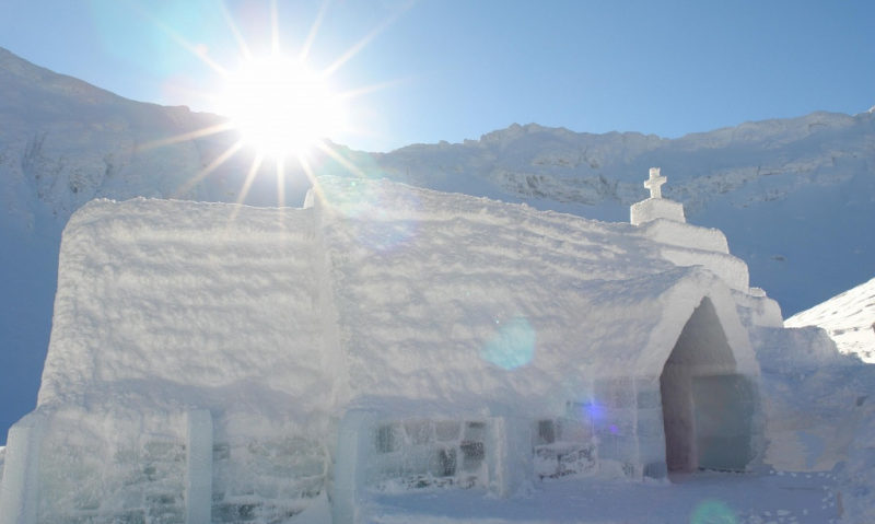 Biserica de gheaţă de la Bâlea Lac, unică în Europa de Sud-Est a fost sfinţită de 12 preoţi