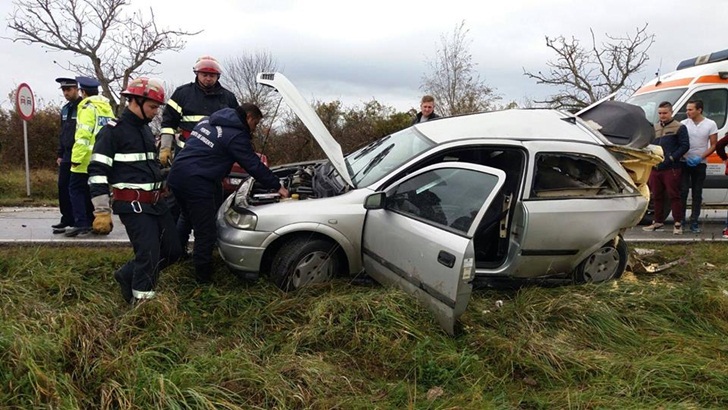 Accident între Reşiţa şi Timişoara: Două persoane au ajuns la spital din cauza neatenţiei