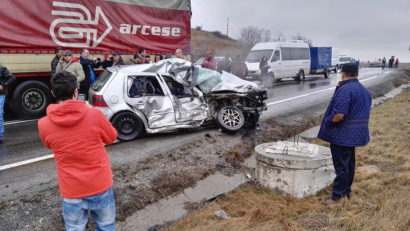 Accident cu victime în Caraş-Severin: O femeie a intrat cu maşina sub TIR