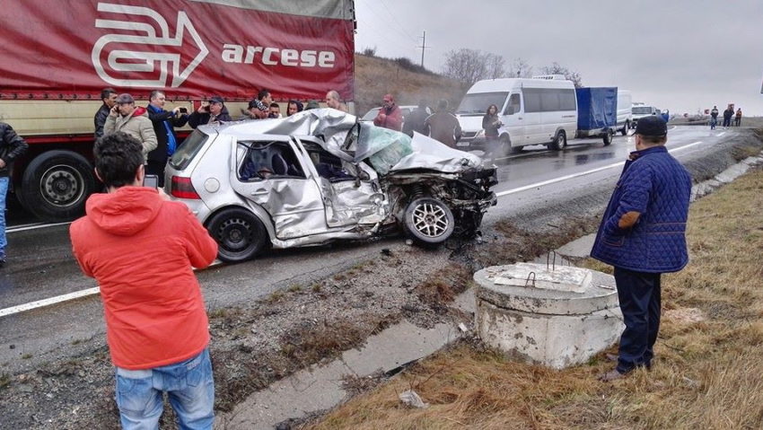 Accident cu victime în Caraş-Severin: O femeie a intrat cu maşina sub TIR