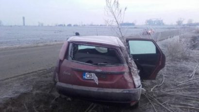 [FOTO] Accident violent în noaptea de Revelion! Motorul, proiectat la zeci de metri de maşină