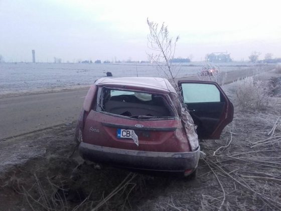 [FOTO] Accident violent în noaptea de Revelion! Motorul, proiectat la zeci de metri de maşină