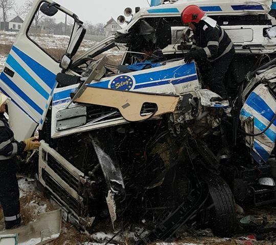 [FOTO] Impact violent pe o şosea din vestul ţării. Două maşini de mare tonaj s-au lovit frontal