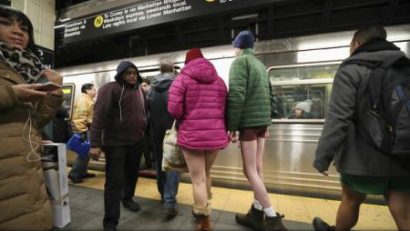 Au călătorit cu metroul fără pantaloni pentru a marca evenimentul mondial ‘No Pants Subway Ride’