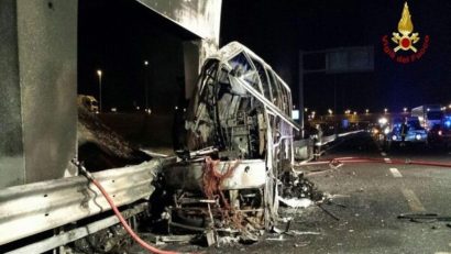 [FOTO] Un autocar a luat foc după un accident, cel puţin 16 copii ar fi murit