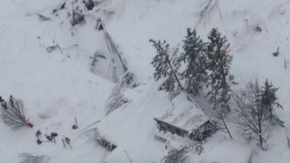 O femeie şi doi copii, printre cei opt supravieţuitori de sub dărâmăturile hotelului Rigopiano surprins de o avalanşă