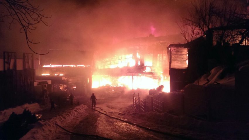 [FOTO] Incendiu puternic în clubul Bamboo din București. Clădirea s-a prăbuşit. 38 de persoane au fost rănite