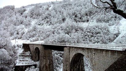 Calea ferată Oraviţa – Anina este închisă din cauza unor probleme apărute la un zid de sprijin