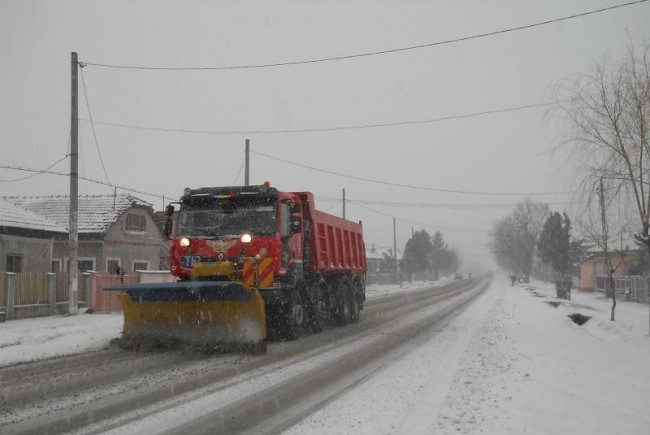 Consiliul Judeţean Arad vrea să rezilieze contractul pentru deszăpezirea drumurilor judeţene