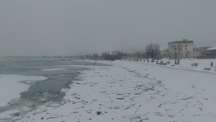 Trafic oprit pe Dunăre, în judeţul Caraş-Severin. Condiţiile meteo ţin ambarcaţiunile la mal