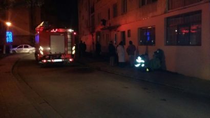 [FOTO] Incendiu de la un reşou. Zeci de persoane au fost evacuate noaptea trecută