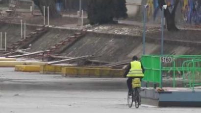 [VIDEO] Adrenalină la cote maxime: Cu bicicleta pe Bega îngheţată