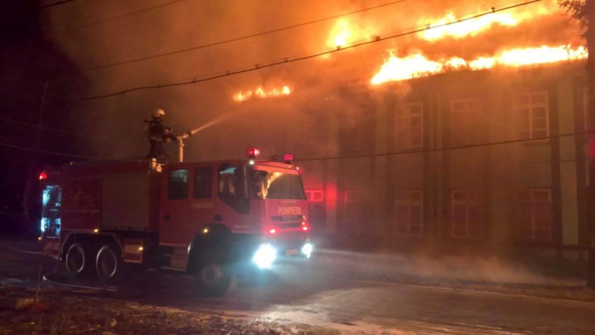 [FOTO-UPDATE] Incendiu violent la spitalul din Gătaia! Zeci de bolnavi au fost evacuaţi