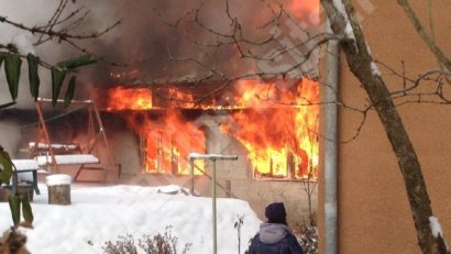 EXCLUSIV [FOTO] Incendiu la Reşiţa: Arde un atelier de tâmplărie şi există pericolul ca flăcările să se extindă