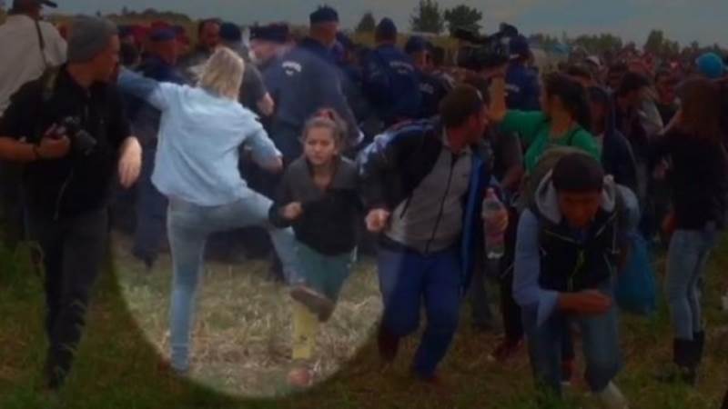 [VIDEO] Jurnalista care a lovit imigranţii şi a pus piedică unui bărbat cu un copil în braţe a fost condamnată