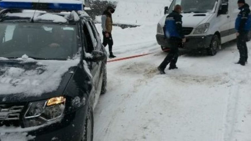 Turişti înzăpeziţi pe Transalpina Banatului. Se circulă îngreunat pe DJ 582E