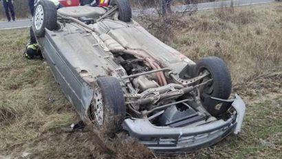 Accident în vestul țării. O tânără s-a răsturnat cu mașina