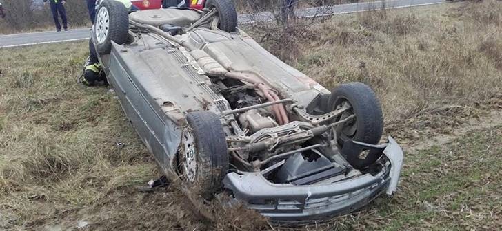 Accident în vestul țării. O tânără s-a răsturnat cu mașina