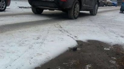 Opt tineri şi-au testat maşinile cu drifturi pe zăpadă. Amenzile sunt uriaşe!