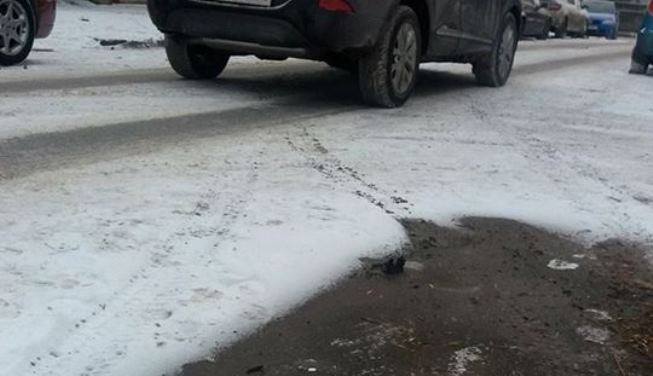 Opt tineri şi-au testat maşinile cu drifturi pe zăpadă. Amenzile sunt uriaşe!