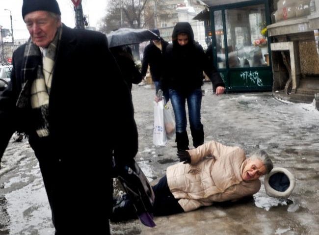 Au alunecat pe gheaţă şi au ajuns la spital. Gerul de afară poate dăuna grav sănătăţii!