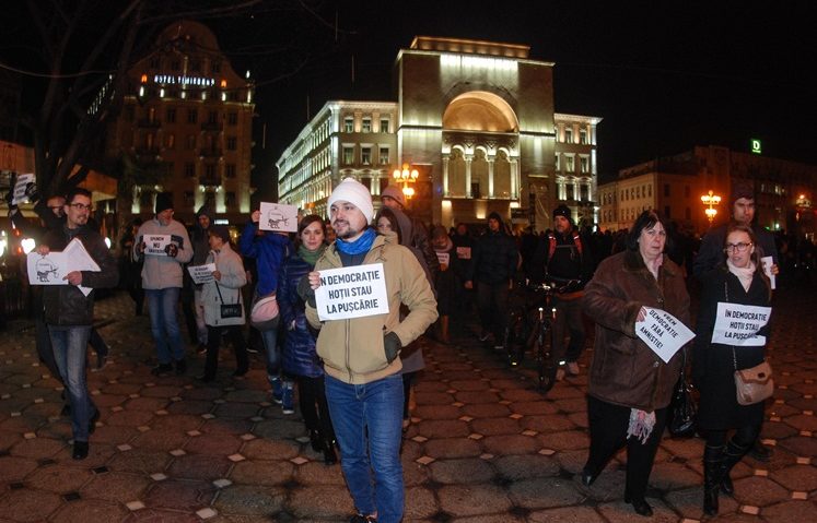 [FOTO] Protest la Timişoara. Oamenii au ieşit în stradă împotriva Legii graţierii şi amnistiei